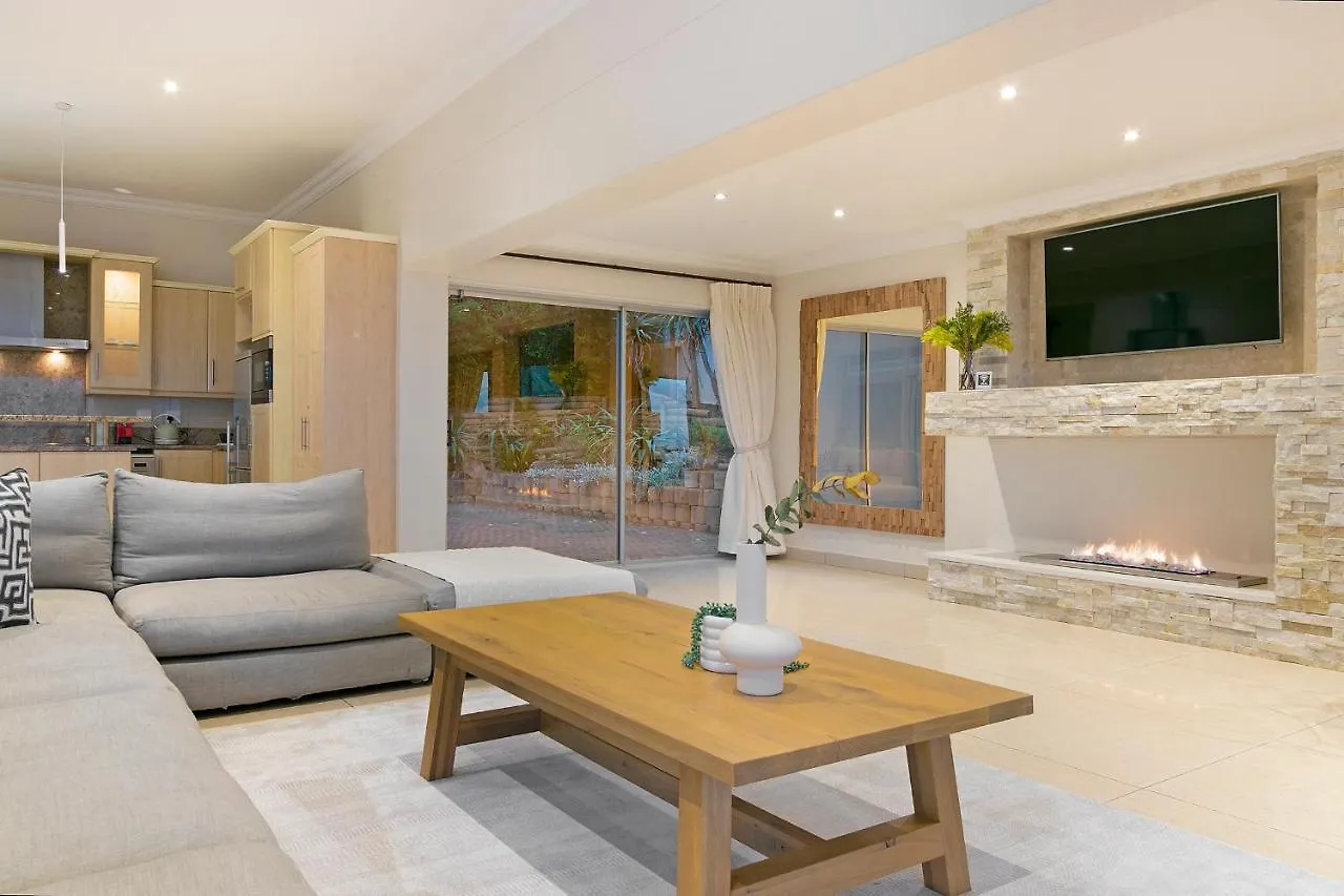 Luxury Serviced Mountain Villa In Constantia Cape Town